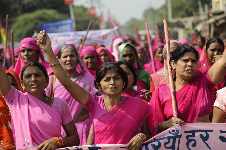 Почему женщины в розовых сари держат в страхе всех мужчин Индии