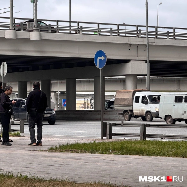 Около ТЦ&nbsp;стоит небольшая компания мужчин | Источник: MSK1.RU