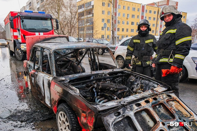 В машине установлен не «родной» двигатель, а в салоне виден каркас безопасности | Источник: Тимофей Калмаков / 59.RU