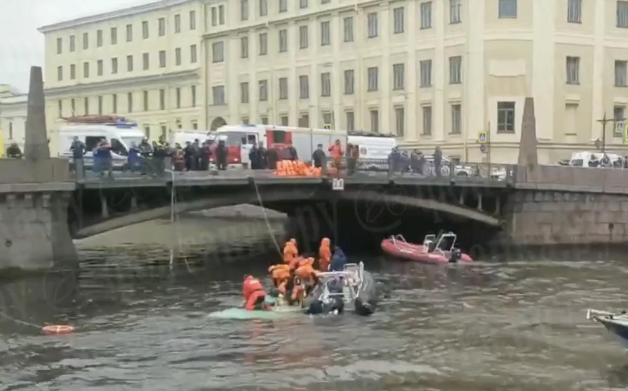 В Санкт-Петербурге автобус с пассажирами упал в Мойку - 10 мая 2024 - НГС.ру