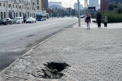 В Новосибирске быстро заделали яму на тротуаре у площади Ленина