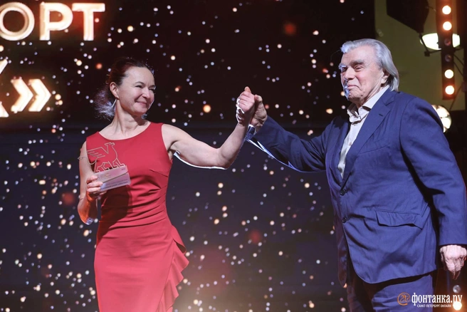 Гребец, тренер, бронзовый медалист Олимпиады 1960 года, двукратный победитель английской королевской регаты, почетный мастер спорта СССР Юрий Бачуров вручает приз в номинации «Центр спорта и досуга года» руководителю спортивных программ курорта «Охта Парк» Марии Тихвинской