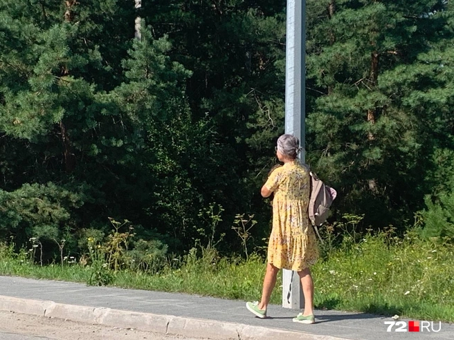 Тюменка вышла из дома с кошкой  | Источник: Анастасия Малышкина / 72.RU 