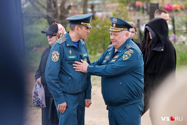 Проститься с погибшими пришел в том числе начальник ГУ МЧС России по Волгоградской области, генерал-майор внутренней службы Иван Павленко | Источник: Алексей Волхонский / V1.RU