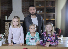 Дочерей Владимира Кристовского унижают в школе