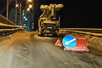 Krasnoflotsky Bridge in Arkhangelsk Partially Closed