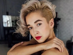 Женщину, принимавшую роды в бассейне у блогера Аиши, задержали после гибели младенца