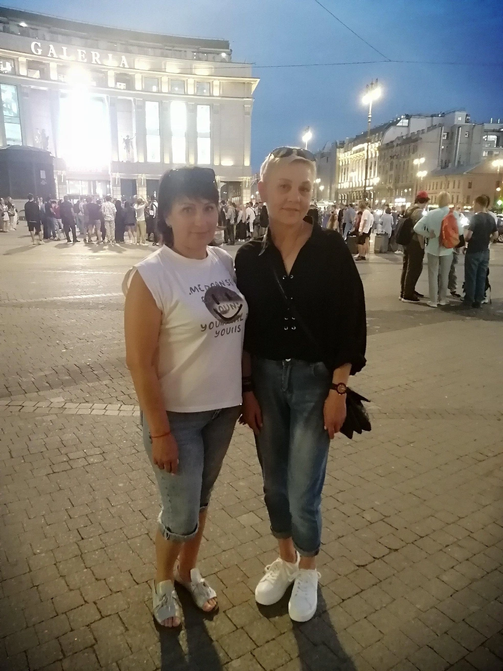 Спустя более 35 лет после выпуска из школы к Анне в Питер приехала одноклассница из Красноборской школы&nbsp;— Рима | Источник: Анна Алексеева 