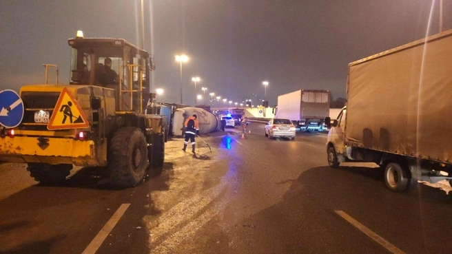Водителя перевернувшейся на КАД бетономешалки госпитализировали. Последствия ДТП устраняют | Источник: ФКУ Упрдор «Северо-Запад»
