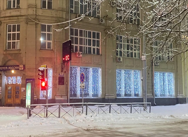 Некоторые тротуары еще не успели убрать  | Источник: Анастасия Хрипушина/NGS.RU