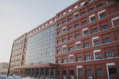 Монтаж оборудования стартовал в крупнейшей поликлинике Ямала