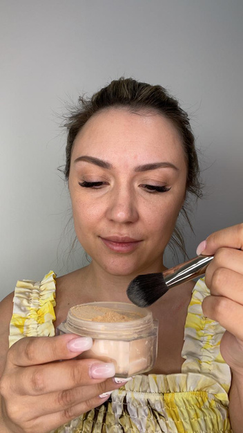 Как стереть усталость с лица: экспресс-макияж для мам за 15 минут — фото