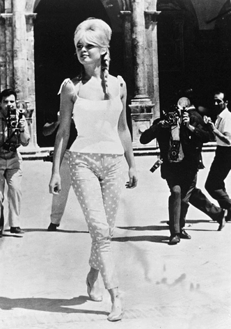 Ненавидела роскошь, но носила Chanel: как Брижит Бардо изменила моду