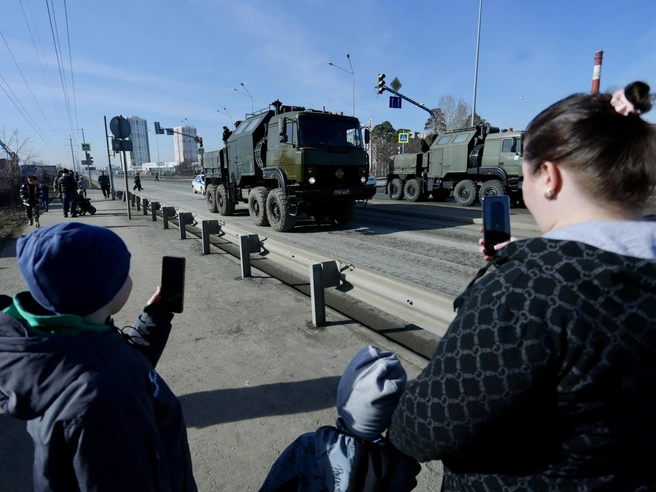 Дети с интересом наблюдают за военной техникой. | Источник: Соня Радостина