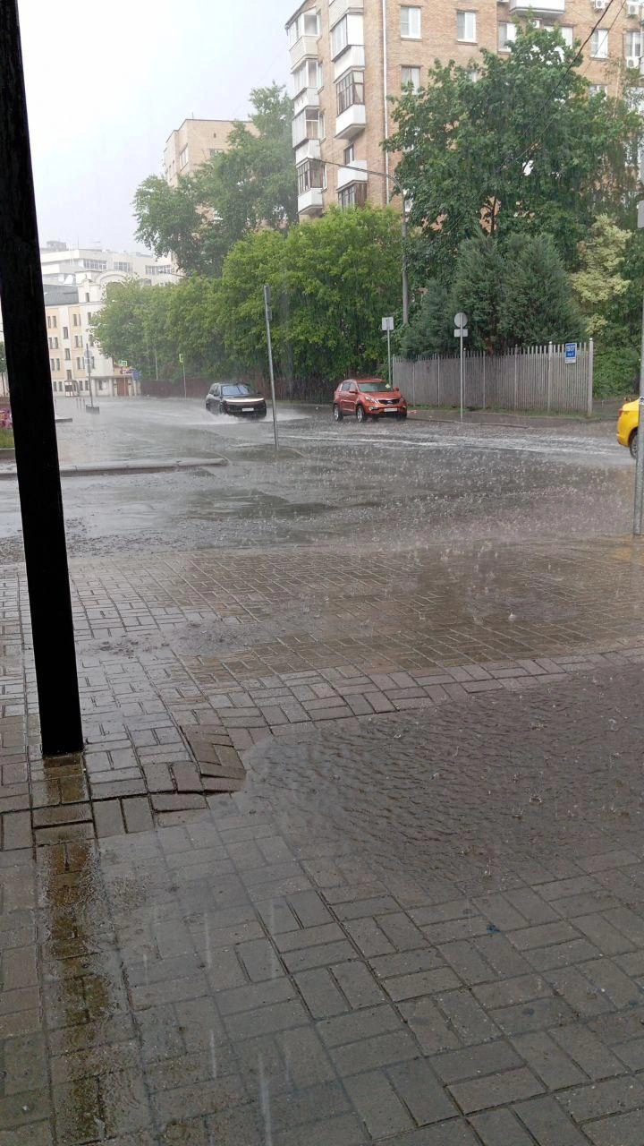 Затопило метро и аэропорт. Что творилось в городе во время мощного ливня с грозами: онлайн-репортаж | Источник: Денис Павлов / читатель MSK1.RU