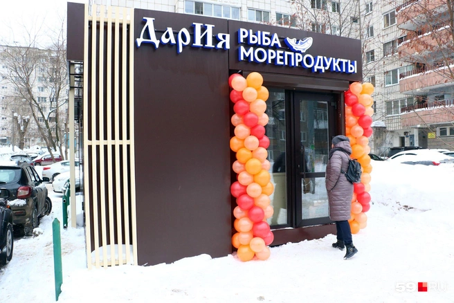 Магазин ещё не открылся, а прохожие уже интересуются | Источник: Сергей Федосеев