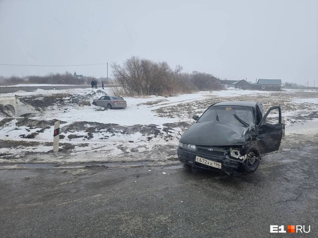Виновнику столкновения повезло, что удар от Hyundai пришелся в крыло, а не в водительскую дверь | Источник: читатель E1.RU