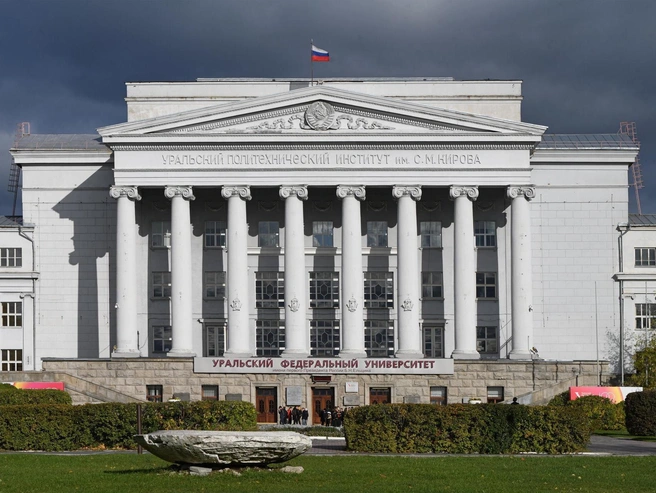 Выпускникам вручили документы с неточностями | Источник: Артём Устюжанин / E1.RU