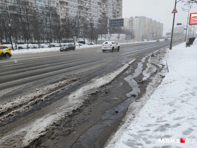 Тем временем, на дорогах в Москве стала образовываться слякоть, которая с похолоданием легко превратится в гололед | Источник: Игорь Мещанев / MSK1.RU