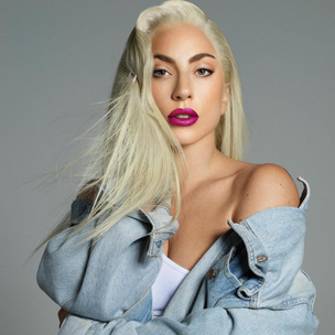 Леди Гага показала, какая помада будет в тренде летом 2022