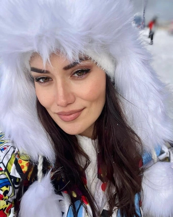 Актриса любит снег и кататься на лыжах | Источник: evcenf / Instagram (экстремистская организация, деятельность запрещена на территории РФ)