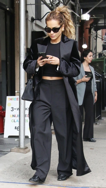 Сочетать несочетаемое: Рита Ора появилась в ультрамодном образе — он выглядит стильно и дорого | marieclaire.ru