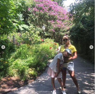 63-летняя Долина гуляет по Манхэттену в мини-шортах и с тату на ноге