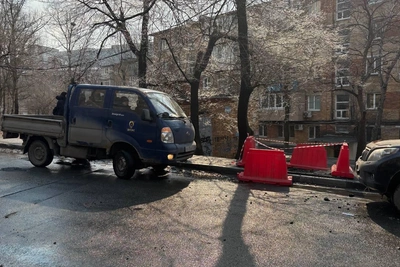 Фонтан высотой с дом затопил двор во Владивостоке