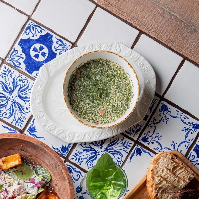 Окрошка с крабовой страчателлой входит в ланч | Источник: BELKA RESTAURANT / VK.com