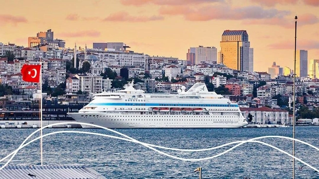 Туристы могли полюбоваться Стамбулом только с воды | Источник: Круизный лайнер Astoria Grande / T.me