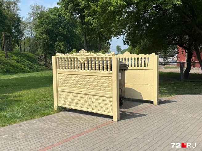 За время путешествия по Белоруссии в галерее телефона собралась целая подоборка кадров с вот такими красивыми и чистыми площадками для контейнеров. Как вам? | Источник: личный архив автора