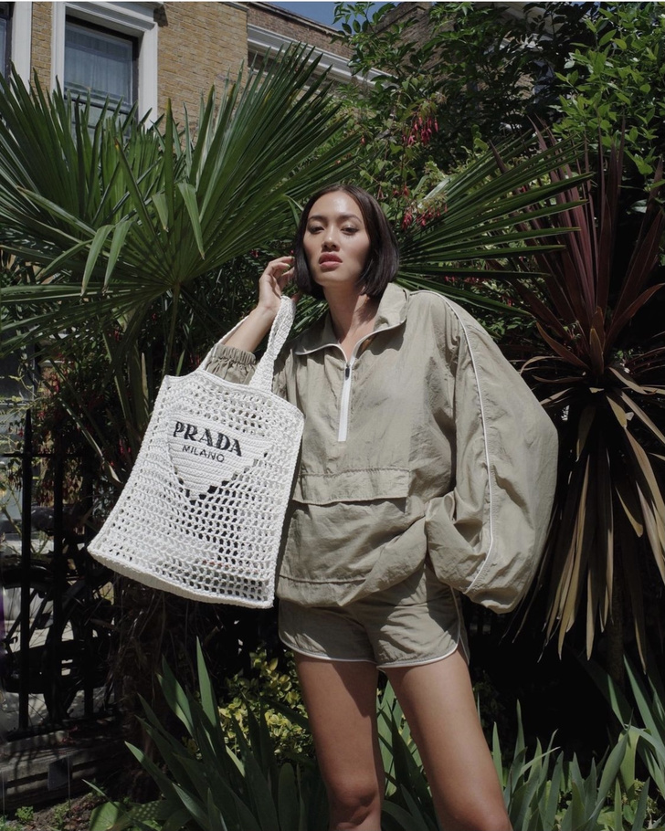 Фото №1 - Тиффани Хсу показывает самую модную и экологичную сумку этого лета