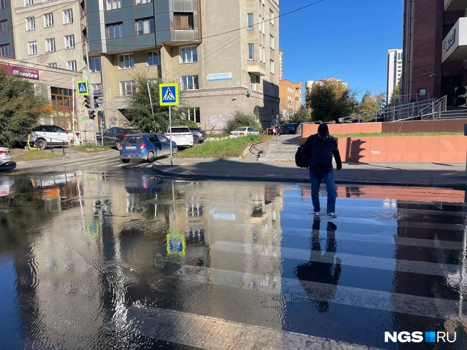 Вода затопила проезжую часть | Источник: Александр Ощепков / NGS.RU