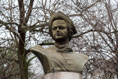 В Волгограде демонтировали старый бюст Петра I