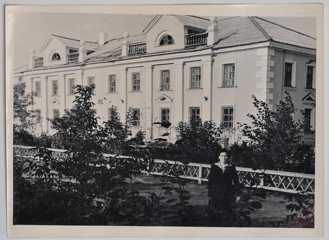 Двухэтажный дом по ул. Кремлева. Поселок КЗКТ. | 1960 -е гг. | Источник: Старый Курган / ГАУК Курганский областной краеведческий музей