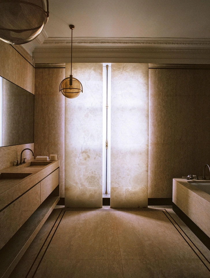 Окно в ванной комнате прикрыто панелями из алебастра | Источник: Матье Сальвен