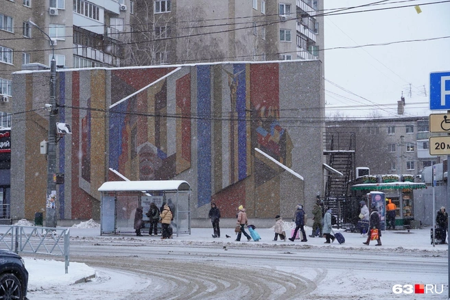 На остановке у ж/д вокзала — своя атмосфера | Источник: Алексей Ногинский / 63.RU
