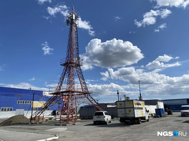 Башня на территории Торгового города «Левобережный» | Источник: Стас Соколов\NGS.RU