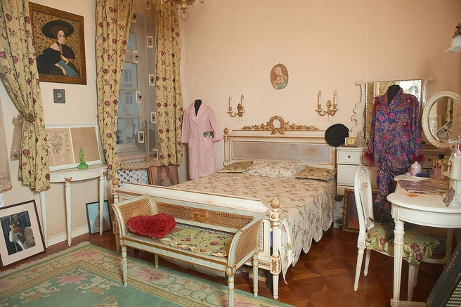 Спальня была любимым местом Гурченко. Здесь она сочиняла музыку, обдумывала роль, репетировала | Источник: Роман Кузнецов