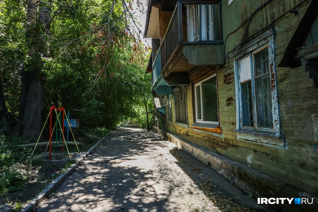 Соседний барак на улице Новокшонова находится в более печальном состоянии | Источник: Ксения Филимонова / «ИрСити»