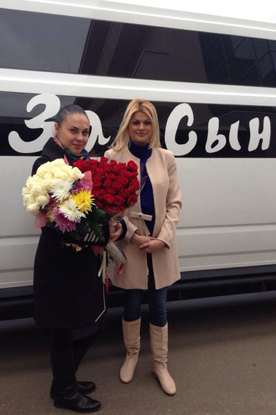 За сыном супруг Ирины Сергей приехал на шикарном лимузине