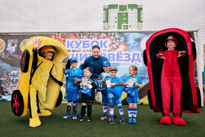 На турнирах детской футбольной школы царит атмосфера борьбы и командного духа | Источник: ДФЦ «ДЖУНИОР»