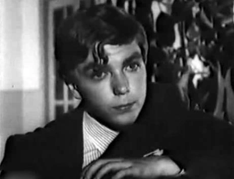 После окончания школы с физико-математический уклоном Николаев с первого раза поступил в ГИТИС | Источник: Кадр из фильма «Большие перегоны», реж. Анатолий Дудоров (1971)