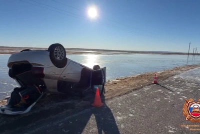 Двое погибли при опрокидывании автомобиля под Иркутском