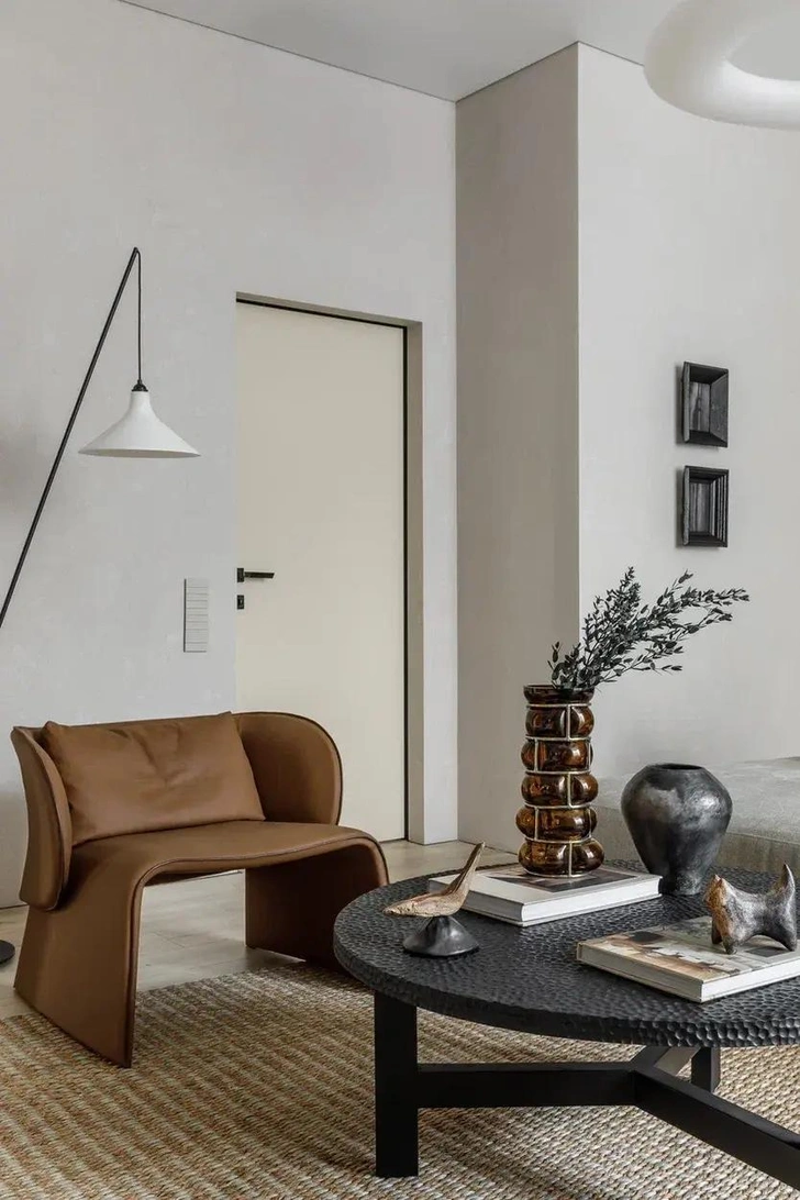 Искусство в черных рамках, Маргарита Якунчева. Ковер, Wonderful. Кресло Cierre, Hedd Interior. | Источник: Михаил Чекалов; стиль: Екатерина Клее