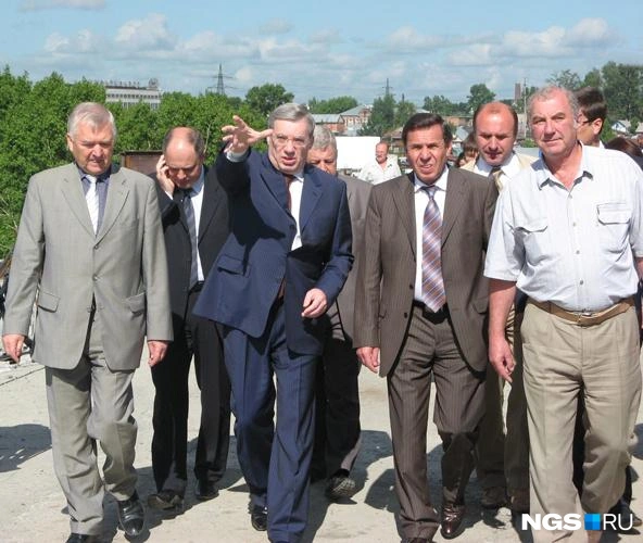 Виктор Толоконский свою работу в Красноярске начал меньше года назад — в мае 2014 года. Он не успел преобразить город, но сократил чиновников, пообещал реконструкцию местному аэропорту и отменил выборы красноярского мэра. На новом месте работы губернатору пришлось отказаться от прежних привычек — он зарекся петь на публичных мероприятиях из-за прохладной реакции аудитории. В Новосибирске «Владимирскому централу» в его исполнении рукоплескал весь Первомайский сквер.
