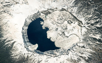 Как образовался кратер, похожий на символ «Инь и Ян»? Фото с МКС и краткое объяснение