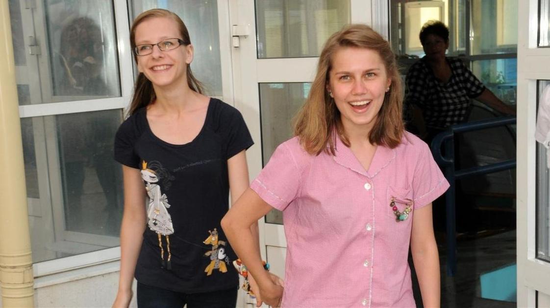 Папины дочки 20 лет спустя: такие же юные, но уже мамы