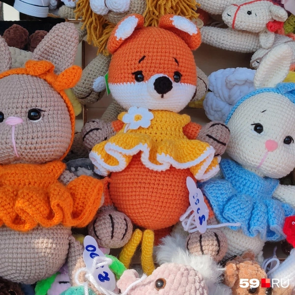 Вязаные игрушки большего размера&nbsp;— по 2800 рублей | Источник: Марина Кузнецова / 59.RU