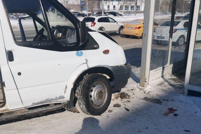 Автобус влетел в остановку  | Источник: ГИБДД Башкирии 